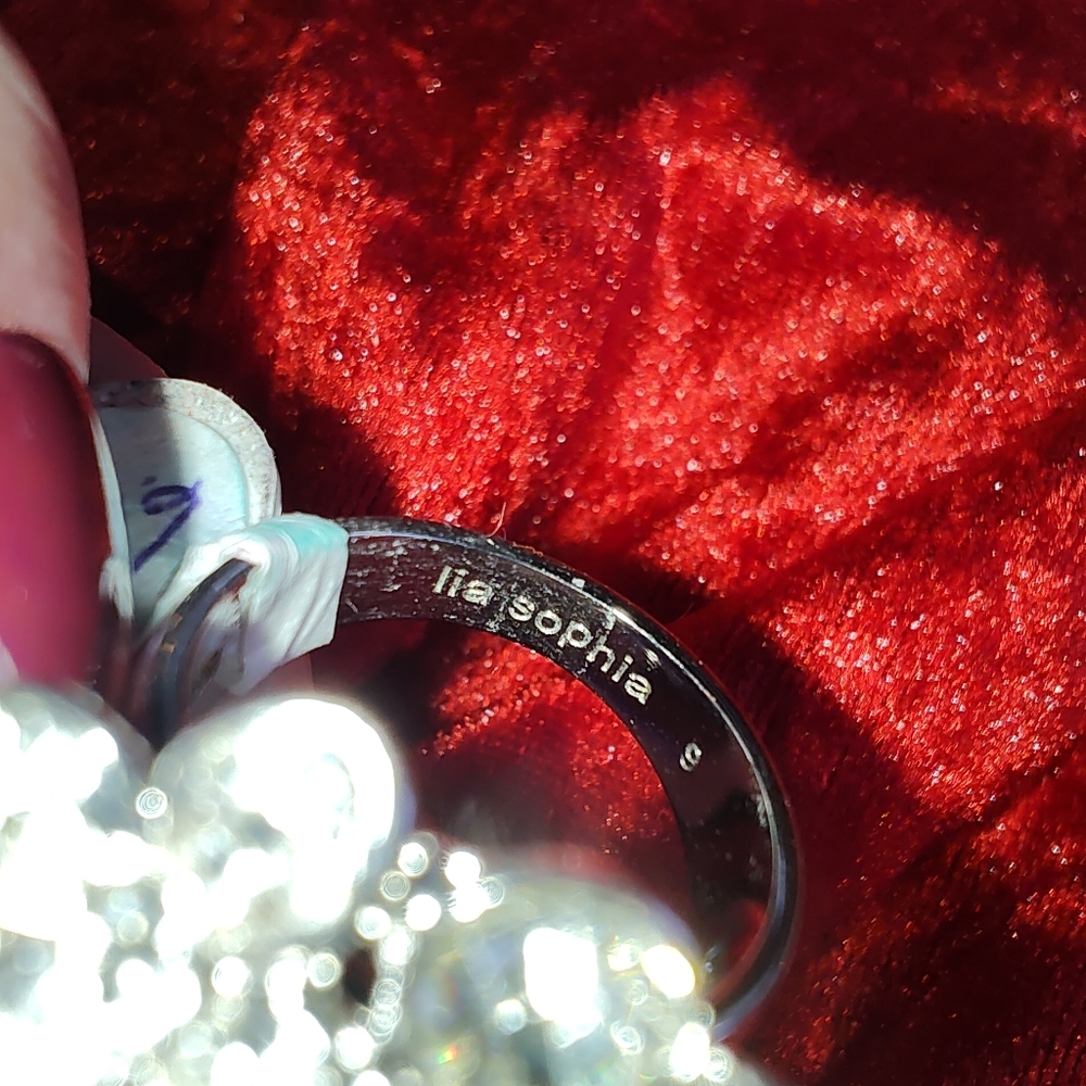Lia Sophia Floral Enameled & Rhinestone Ring Size 7 Great Condition - Picture 4 of 4
